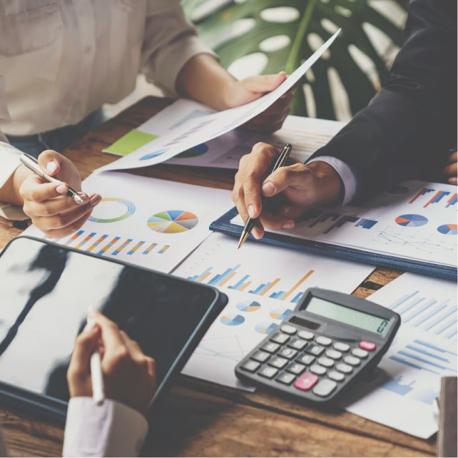 Professionelle Fachkräfte bei der strategischen Datenanalyse